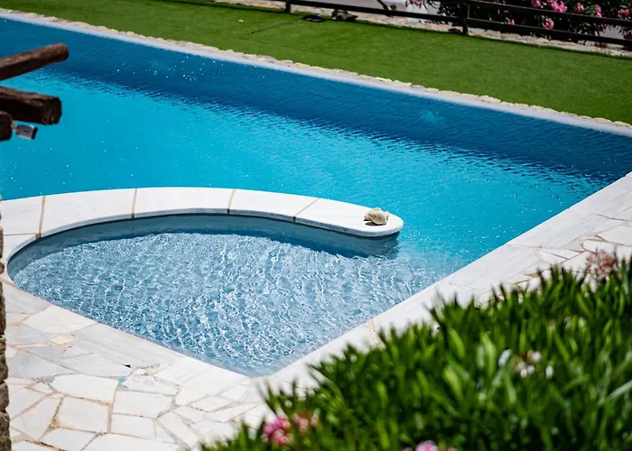 Melangio Private Pool & Sunrise Views - Location